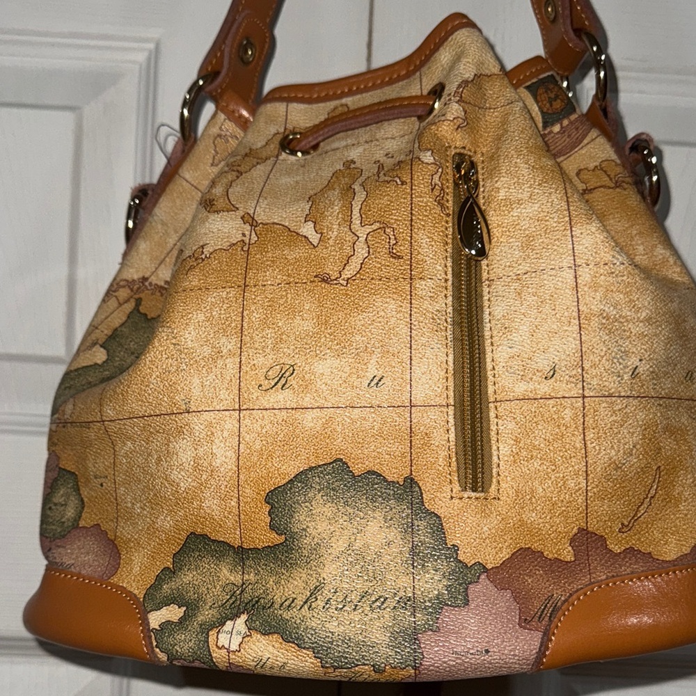 Nucelle world map bucket bag - Picture 6 of 11